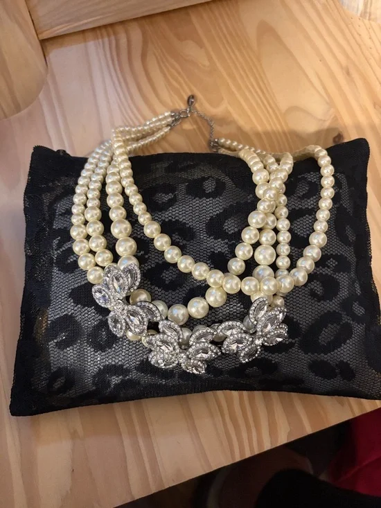 Ann Taylor Vintage Style Pearl and Crystal Floral Statement Necklace ~NWOT - Picture 1 of 6